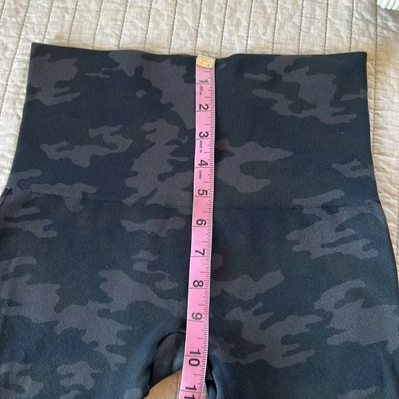 SPANX LOOK AT ME NOW SEAMLESS LEGGING - Revolve grey black CAMO print - medium - Picture 9 of 11